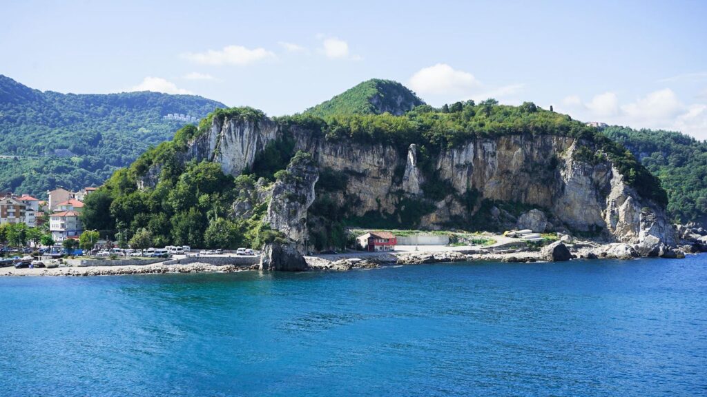 Skalnaté okolie tureckej Amasry na pobreží Čierneho mora.