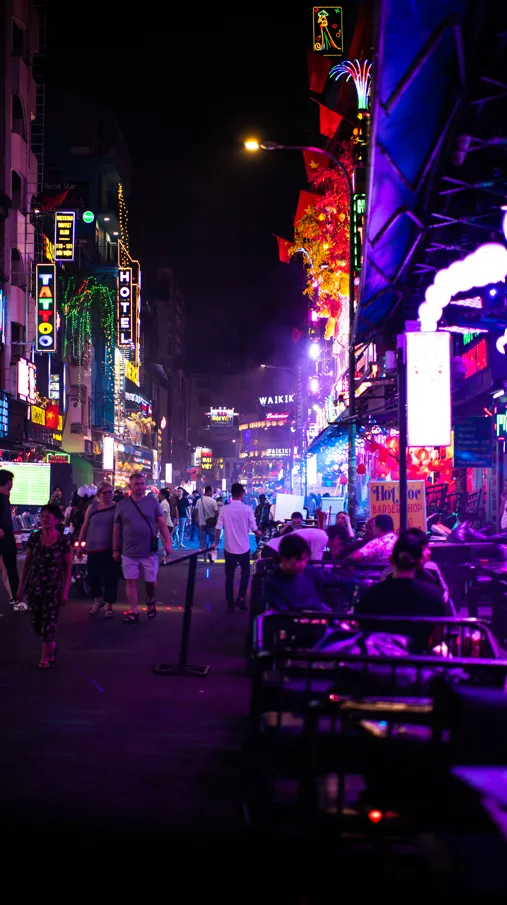Dovolenka Vietnam: itinerár z juhu na sever 9 Bui Vien walking street plná barov a reštaurácií.