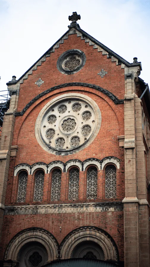 Ako si užiť návštevu Ho Chi Minh City vo Vietname 5 Pred katedrálou Notre Dame v Ho Chi Ming City.