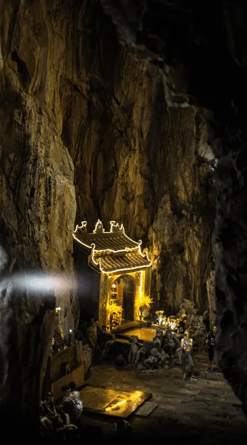 3 TOPky mesta Da Nang, Vietnam 11 Mramorové hory v Da Nangu-u sú zasvätené mahajánovému budhizmu.