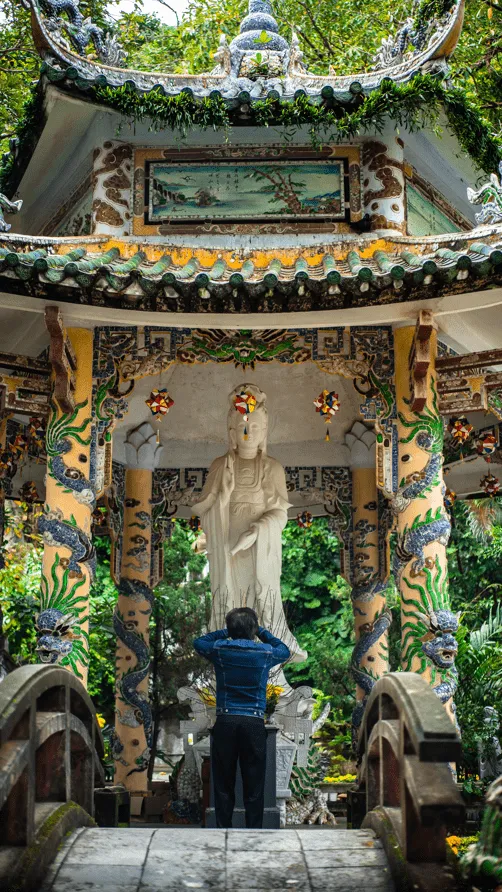 3 TOPky mesta Da Nang, Vietnam 9 Nielen turisti, ale aj veriaci navštevujú chrámy v Mramorových horách v Da Nang-u.
