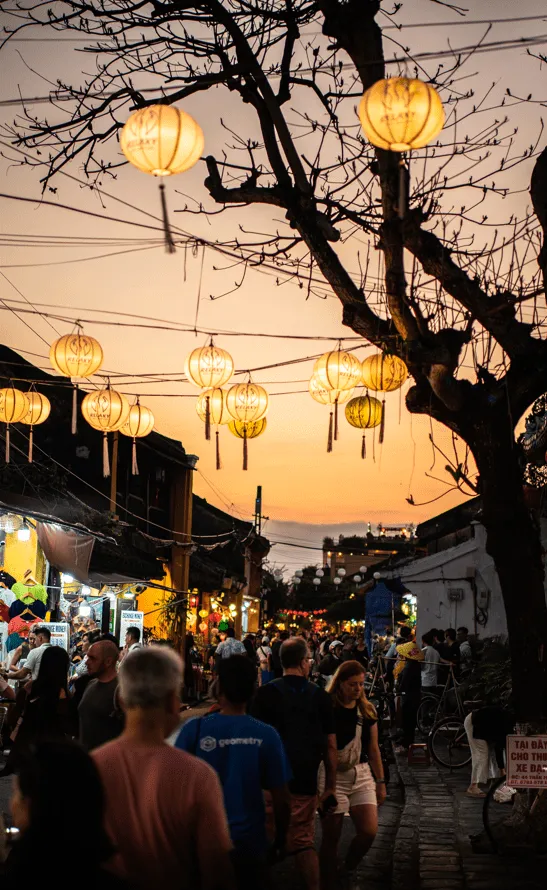 Dovolenka Vietnam: itinerár z juhu na sever 15 Uličky mesta Hoi An pri západe slnka.