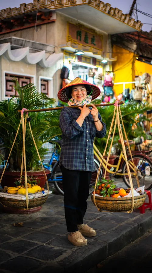 Hoi An - rozprávkové mesto lampiónov 1 Predajkyňa ovocia v meste Hoi An vo Vietname.