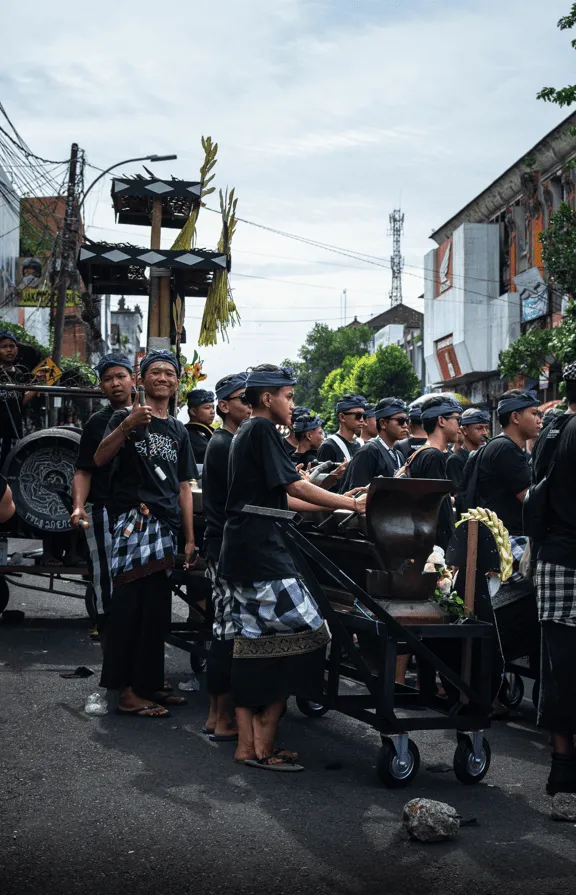 Nyepi day a Ogoh-ogoh na Bali: o čo ide? 10 Chlapci s nástrojmi gamelan sa pripravujú na sprievod.