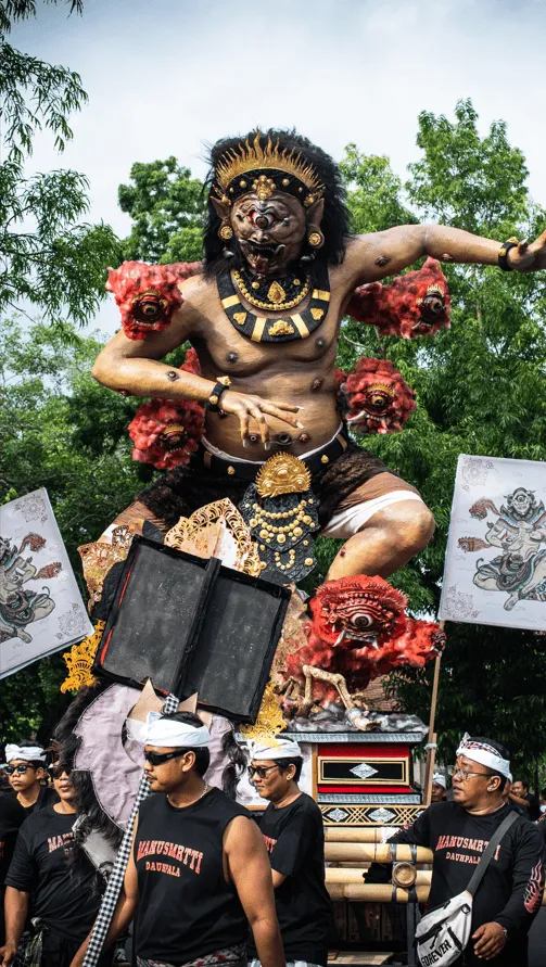 Nyepi day a Ogoh-ogoh na Bali: o čo ide? 11 Sprievod ogoh-ogoh, ktorý sa koná jeden deň pred Nyepi, novým rokom.