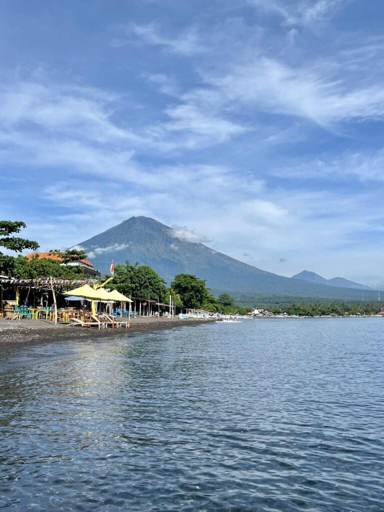 Amed beach pod Agungom. na Bali.