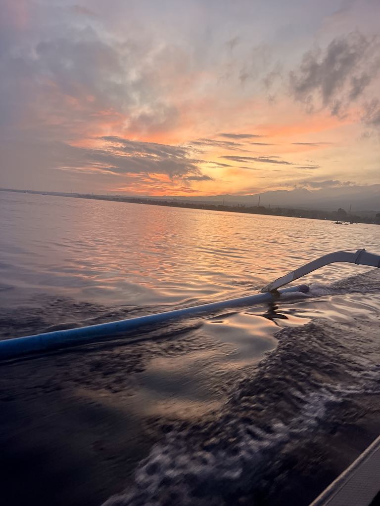 Skoré ráno pri pozorovaní delfínov v Lovine na Bali.
