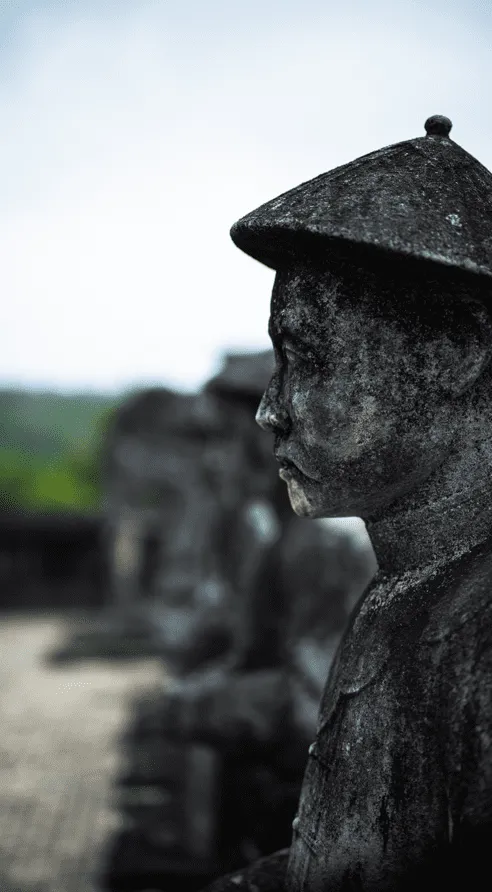 Sprievodca historickým mestom Hue vo Vietname 10 Vojaci budú sprevádzať cisára Khai Ding na druhý svet.