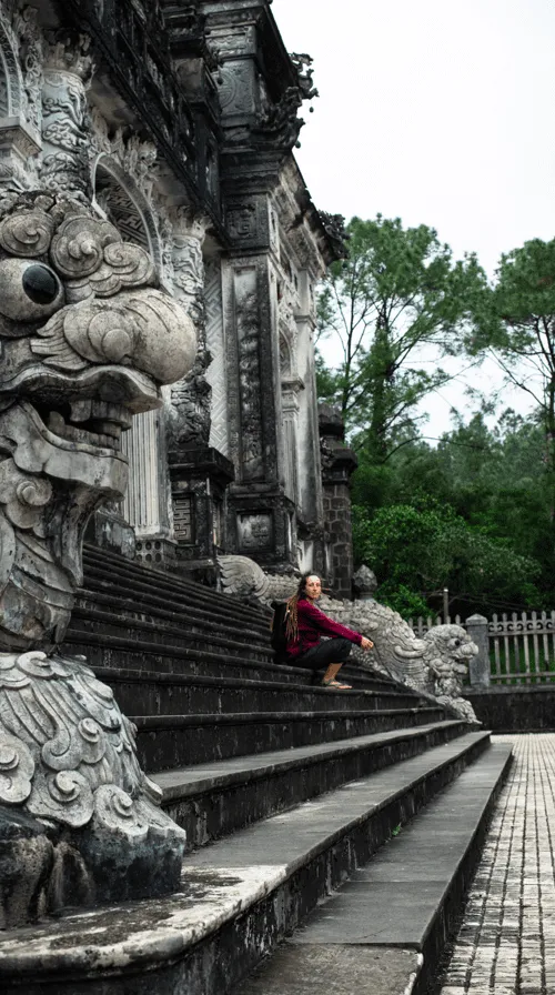 Sprievodca historickým mestom Hue vo Vietname 11 Na schodoch paláca Khai Ding v Hue vo Vietname.