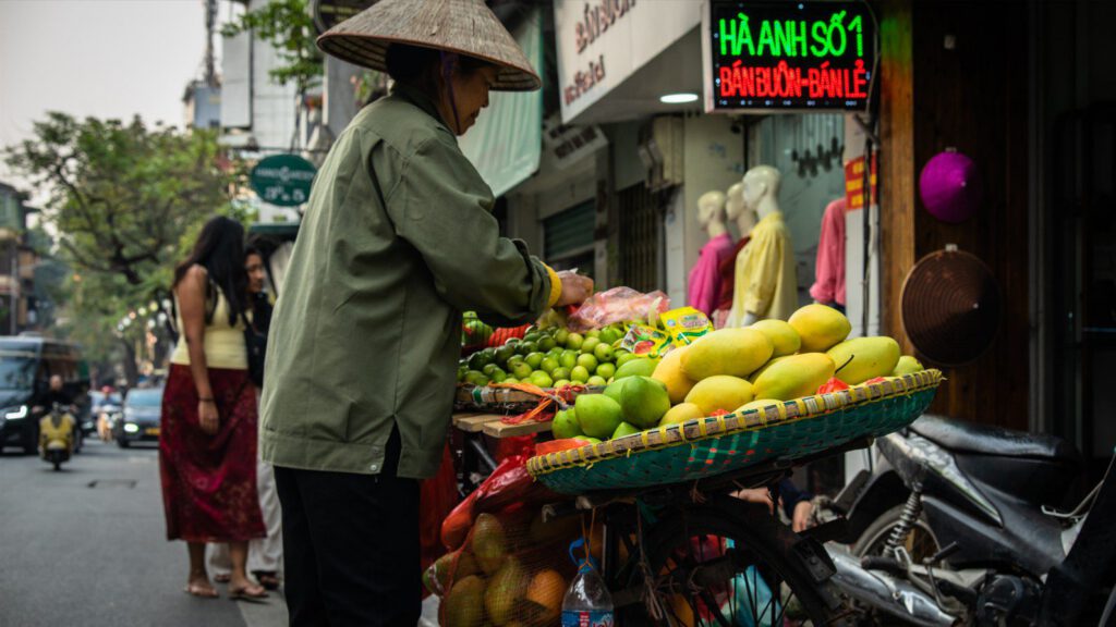 Dovolenka Vietnam: itinerár z juhu na sever 21 Život a ľudia v uliciach Hanoja. Aj taká je Dovolenka Vietnam.
