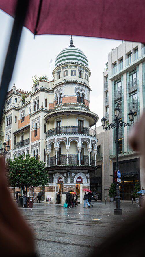 Čo vidieť v Seville – 19 vecí v najkrajšom meste Španielska 1 Maurská architektúra robí zo Sevilly jedno z najkrajších miest Španielska.