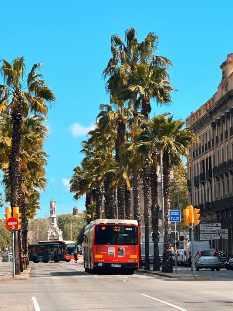 Ako sa dostať z letiska El Prat v Barcelone do centra? 3 Autobusy sú najlacnejšou možnosťou, ako sa dostať z letiska El Prat v Barcelone do centra.