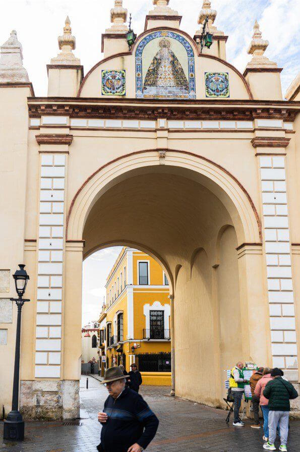 Čo vidieť v Seville – 19 vecí v najkrajšom meste Španielska 25 Bránou Arco de la Macarena vstupujeme do historického centra Sevilly.
