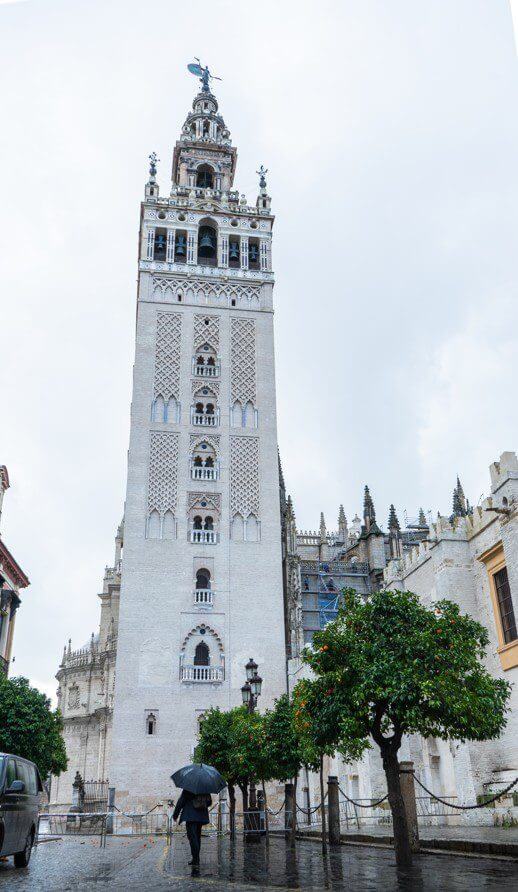 Čo vidieť v Seville – 19 vecí v najkrajšom meste Španielska 9 Dnes kresťanská, v minulosti islamská veža Giralda v Seville.