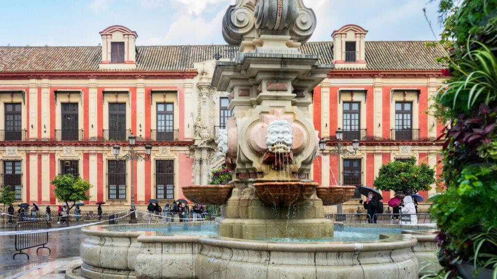 Čo vidieť v Seville – 19 vecí v najkrajšom meste Španielska 4 Fontána v Seville na Plaza de Triumfo.