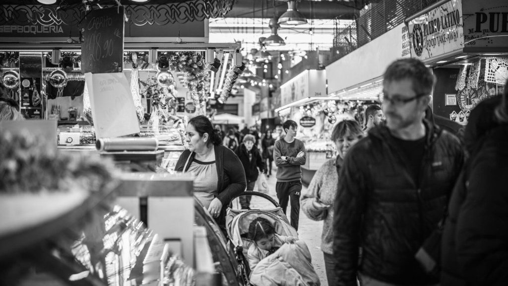Čo vidieť v Barcelone ZADARMO 5 Na trhu Mercado de La Boqueria v Barcelone sa viete lacno najesť.