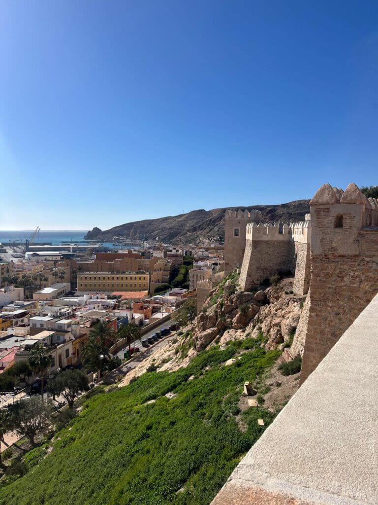 Hradby pevnosti Alcazaba nad mestom Almeria.
