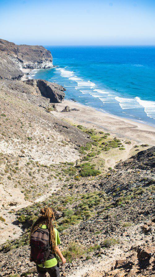 Turistika z dedinky San José na pláž Cale Monsúl v Cabo de Gata.