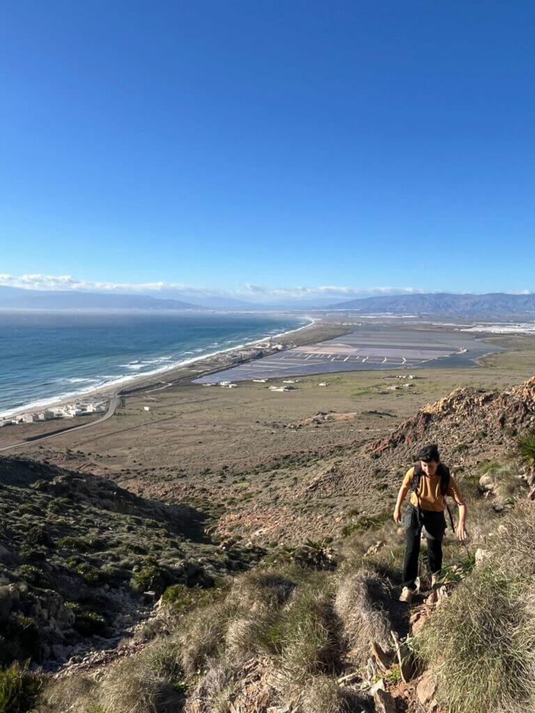 Výstup na vrch Cerro Los Carlos v parku Cabo de Gata v Španielsku.