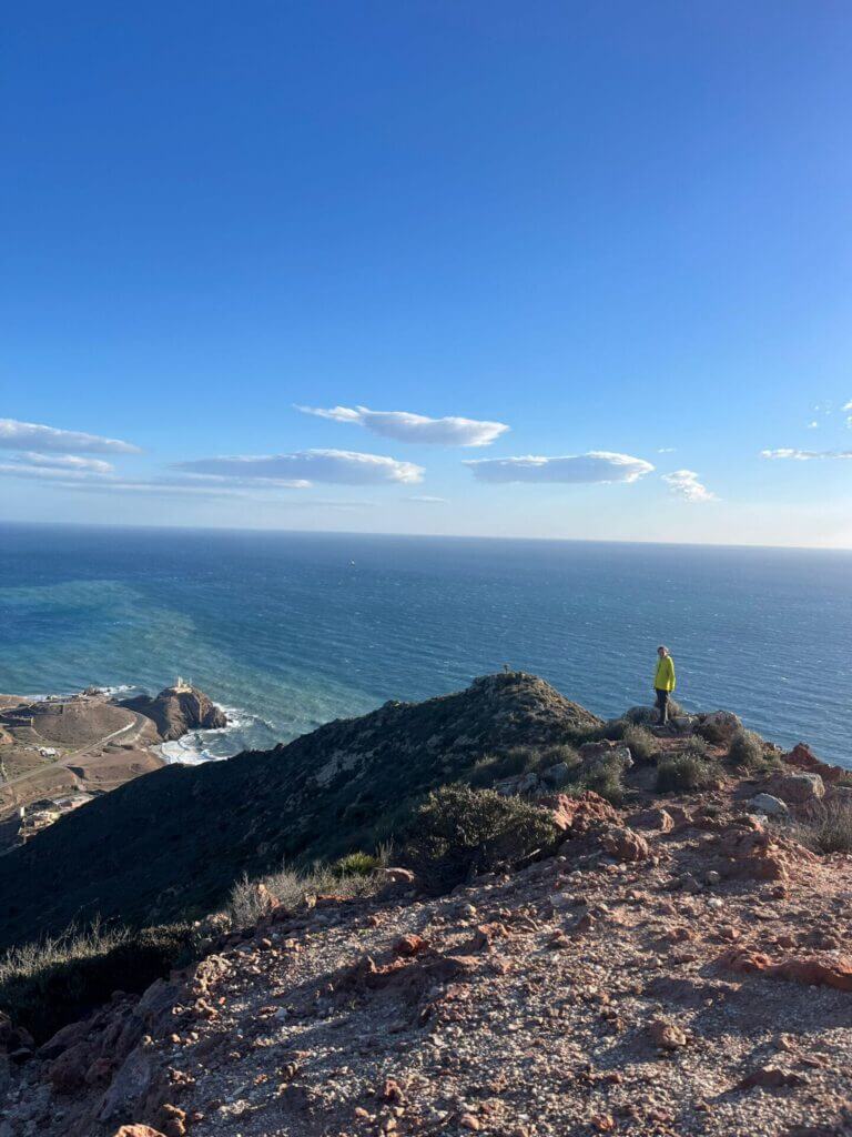 Na vrchole Cerro Los Carlos, Cabo de Gata, Andalúzia.