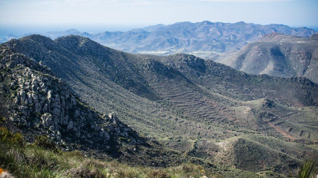 Steny krátera z vrchu Cerro Peñones v Andalúzii.