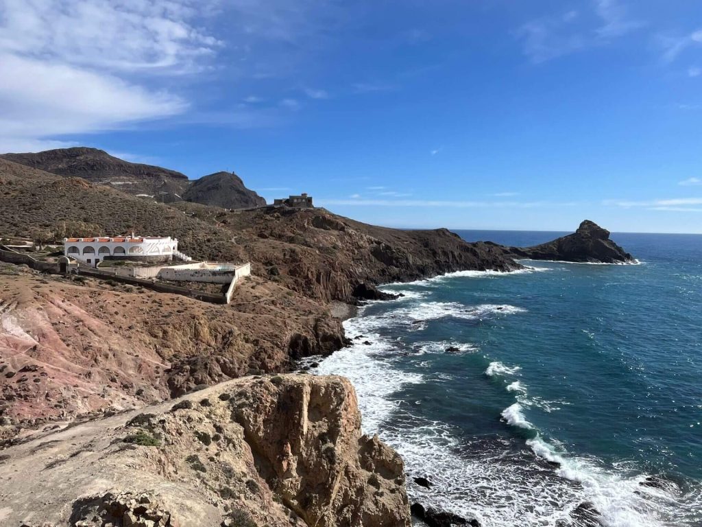 Útesy v okolí majáku v národnom parku Cabo de Gata.
