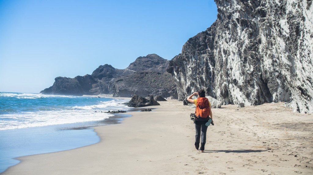 Popri pláži, popod vulkanické útesy - to je národný park Cabo de Gata v Španielsku.