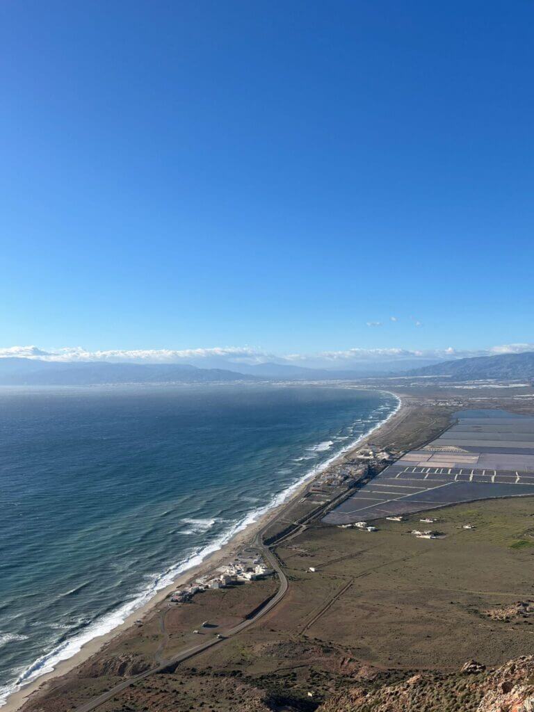 Výhľad na Stredozemné more aj ružové soľné pláne z kopca Cerro Los Carlos na západe parku Cabo de Gata v Španielsku.