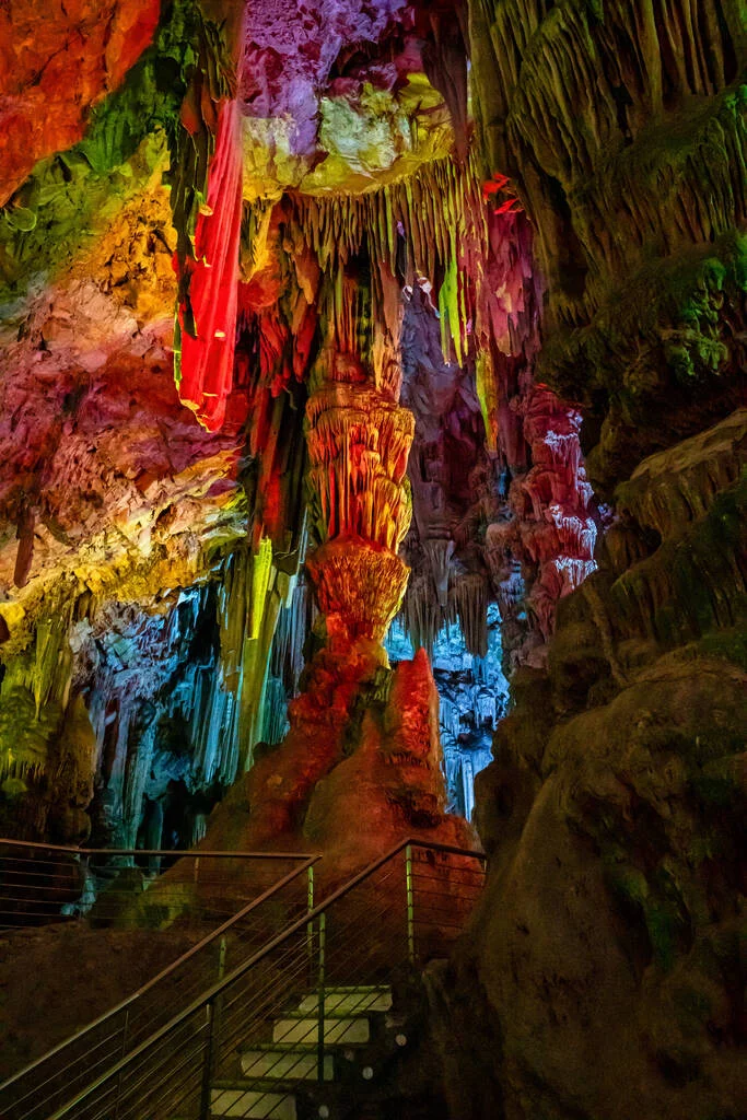 Gibraltár: 21 vecí, čo vidieť za jeden deň 19 Na vrchole zoznamu s názvom Gibraltár: 21 vecí čo vidieť je dozaista jaskyňa St. Michael's Cave.