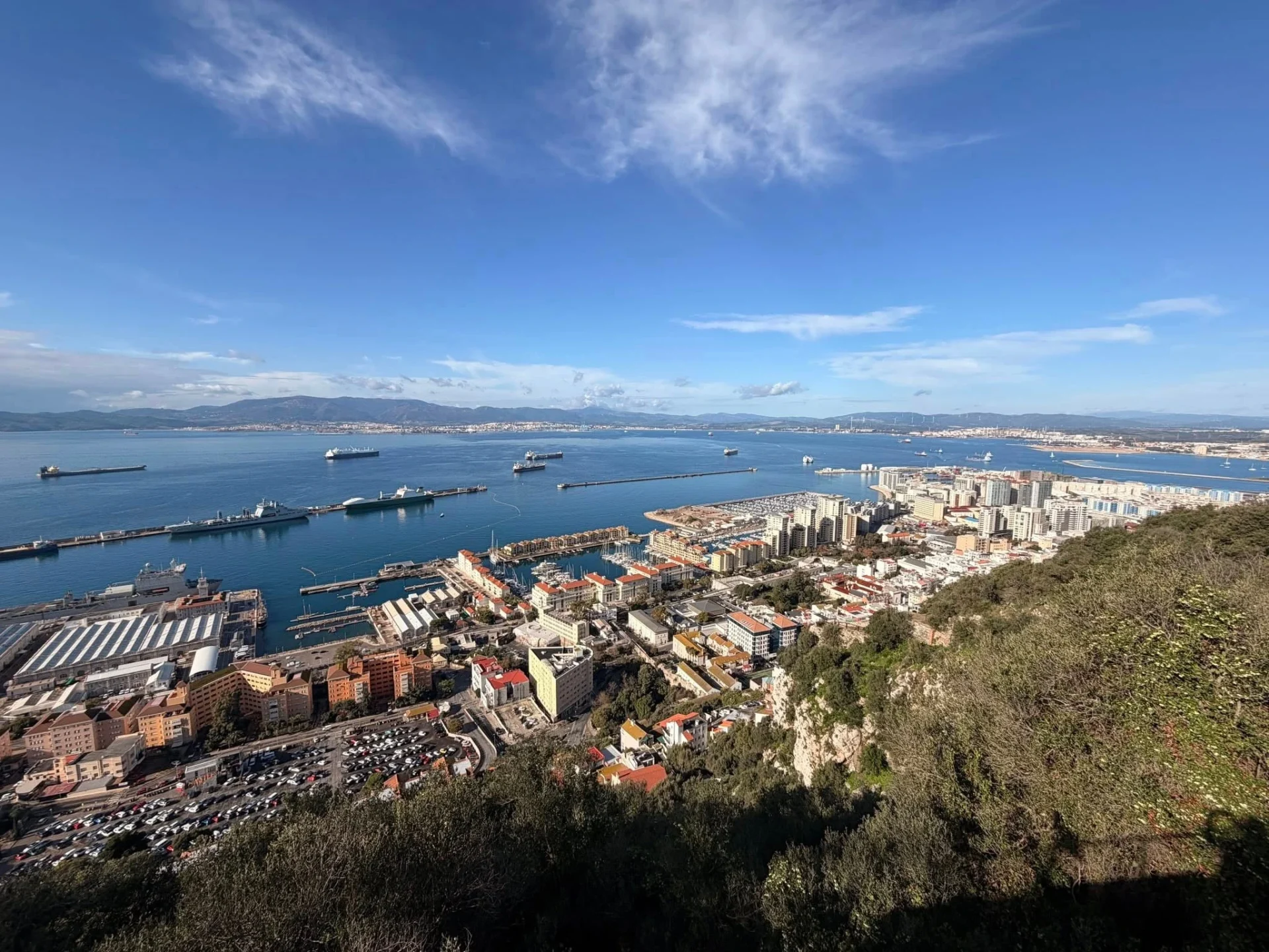 Gibraltár: 21 vecí, čo vidieť za jeden deň 6 Parkovanie v Gibraltári vie byť poriadny problém. Zaparkujte na španielskej strane v meste La Línea a prejdite pešo.