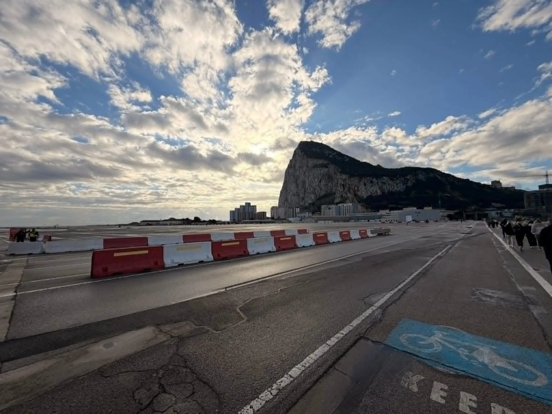 Gibraltár: 21 vecí, čo vidieť za jeden deň 7 Príchod na Gibraltár cez pristávaciu dráhu letiska.