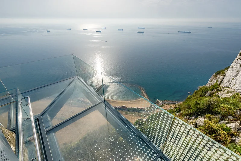 Gibraltár: 21 vecí, čo vidieť za jeden deň 22 Výhľad z mostu Skywalk, Gibraltár.
