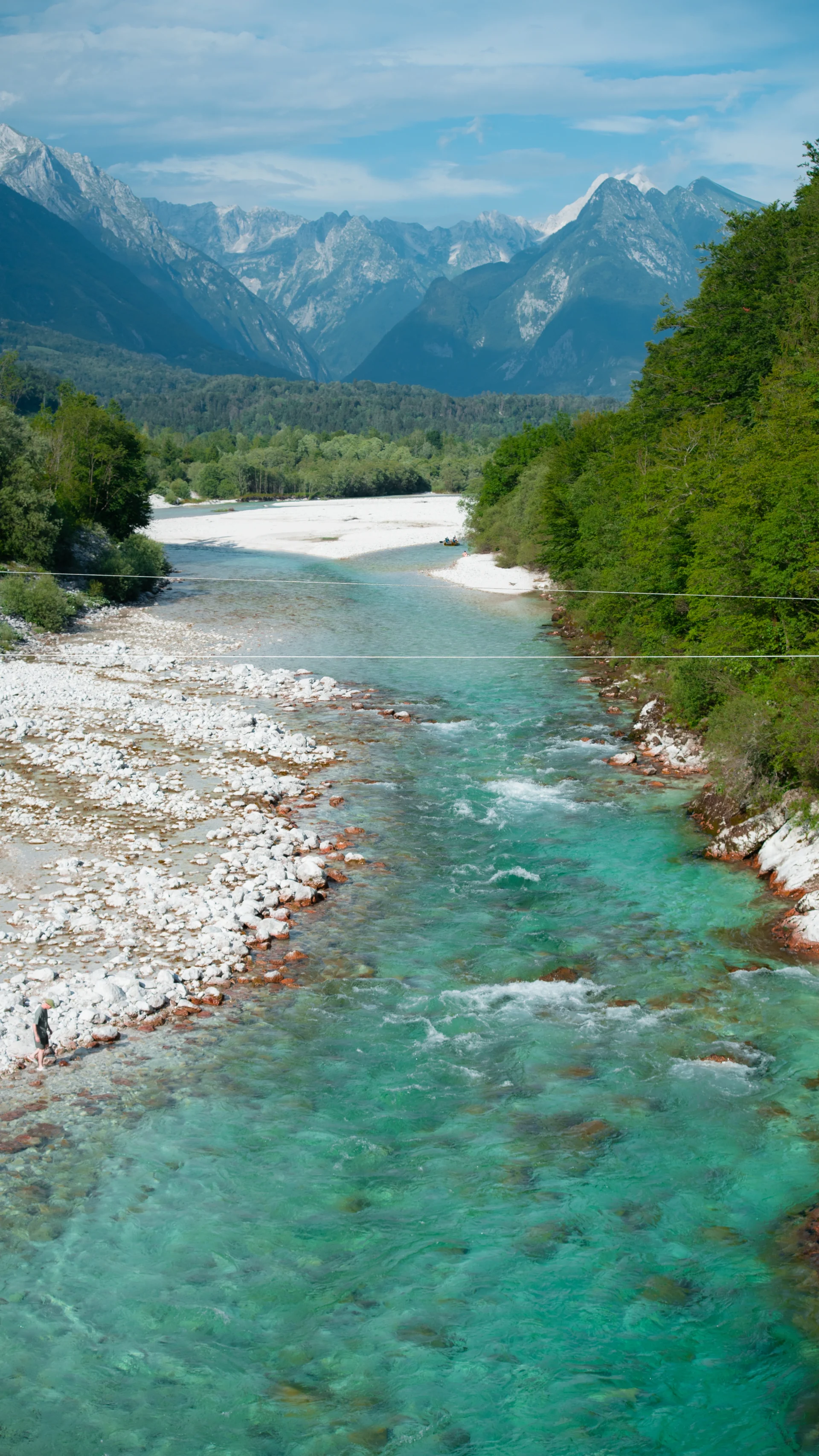 Bovec - 13 vecí, čo zažiť v doline Soče 1 Soča a Julské Alpy neďaleko Bovca, Slovinsko.