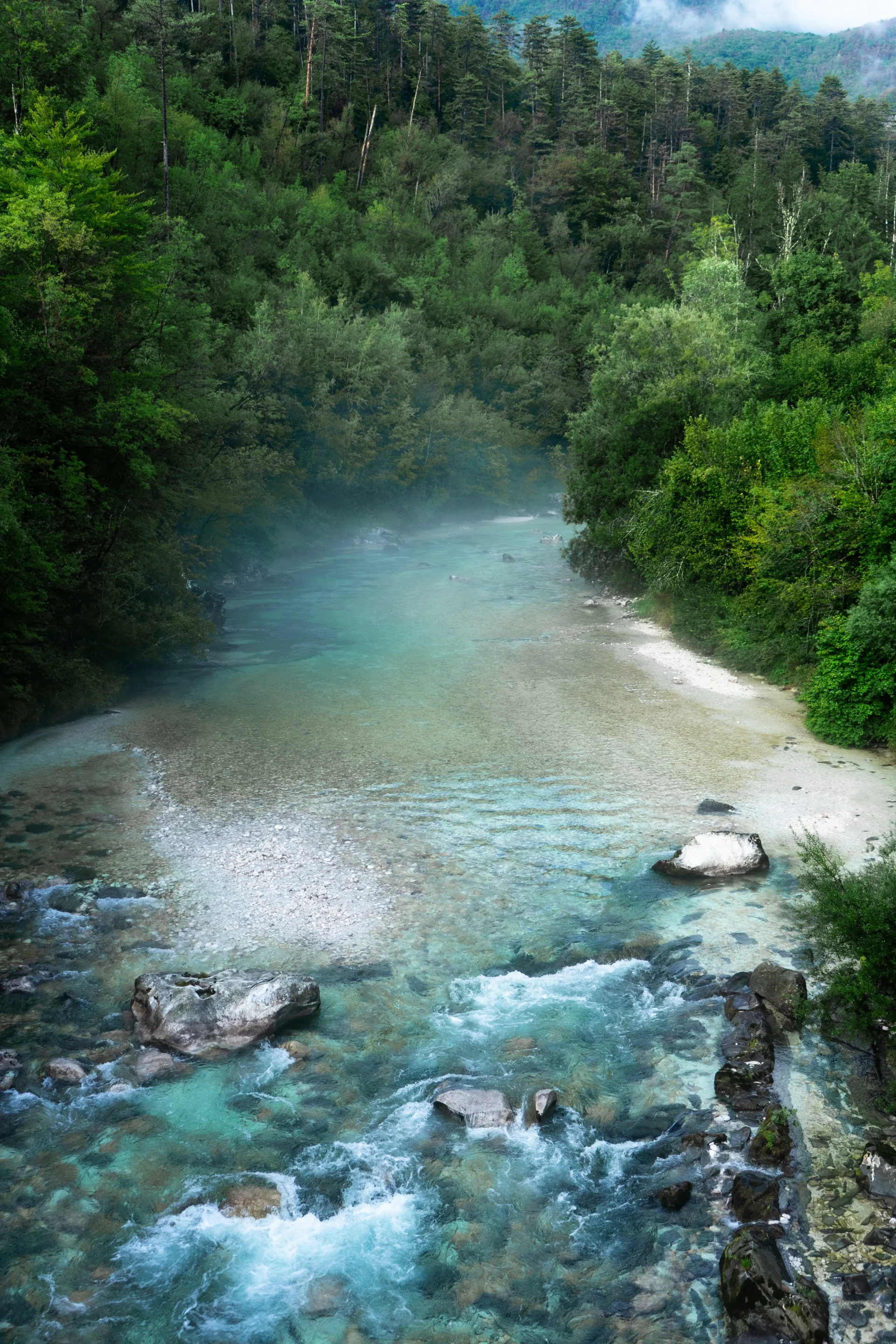 Bovec - 13 vecí, čo zažiť v doline Soče 11 Opar po daždi nad riekou Soča.
