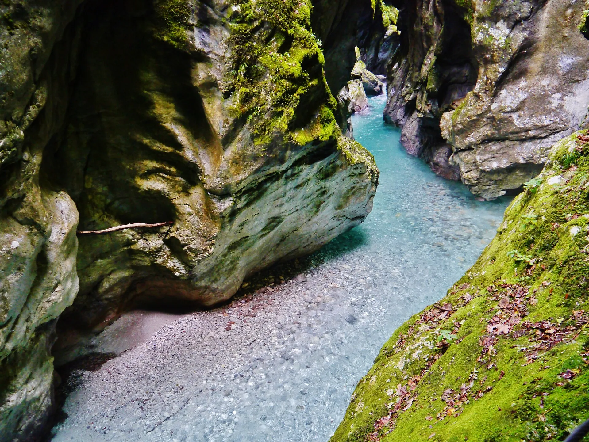 Bovec - 13 vecí, čo zažiť v doline Soče 8 Úzka a obľúbená tiesňava Tolminska korita asi 25 kilometrov od Bovca.